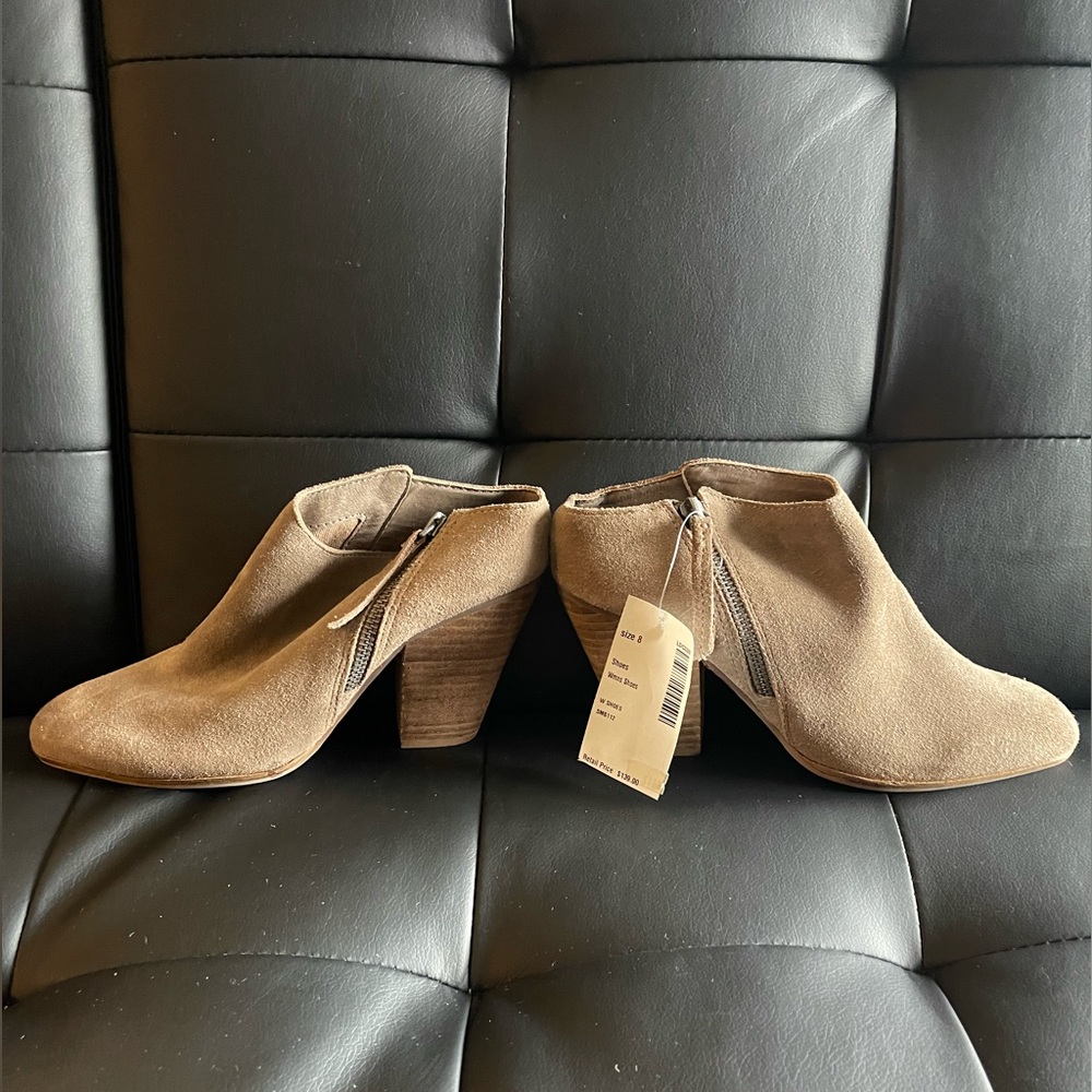 Beautiful DOLCE VITA suede tan booties